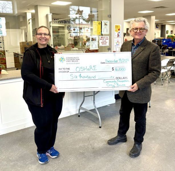 Colleen Trask-Seaman, Executive Director of OSHaRE, receiving grant from Stuart Reid, Executive Director of Community Foundation Grey Bruce